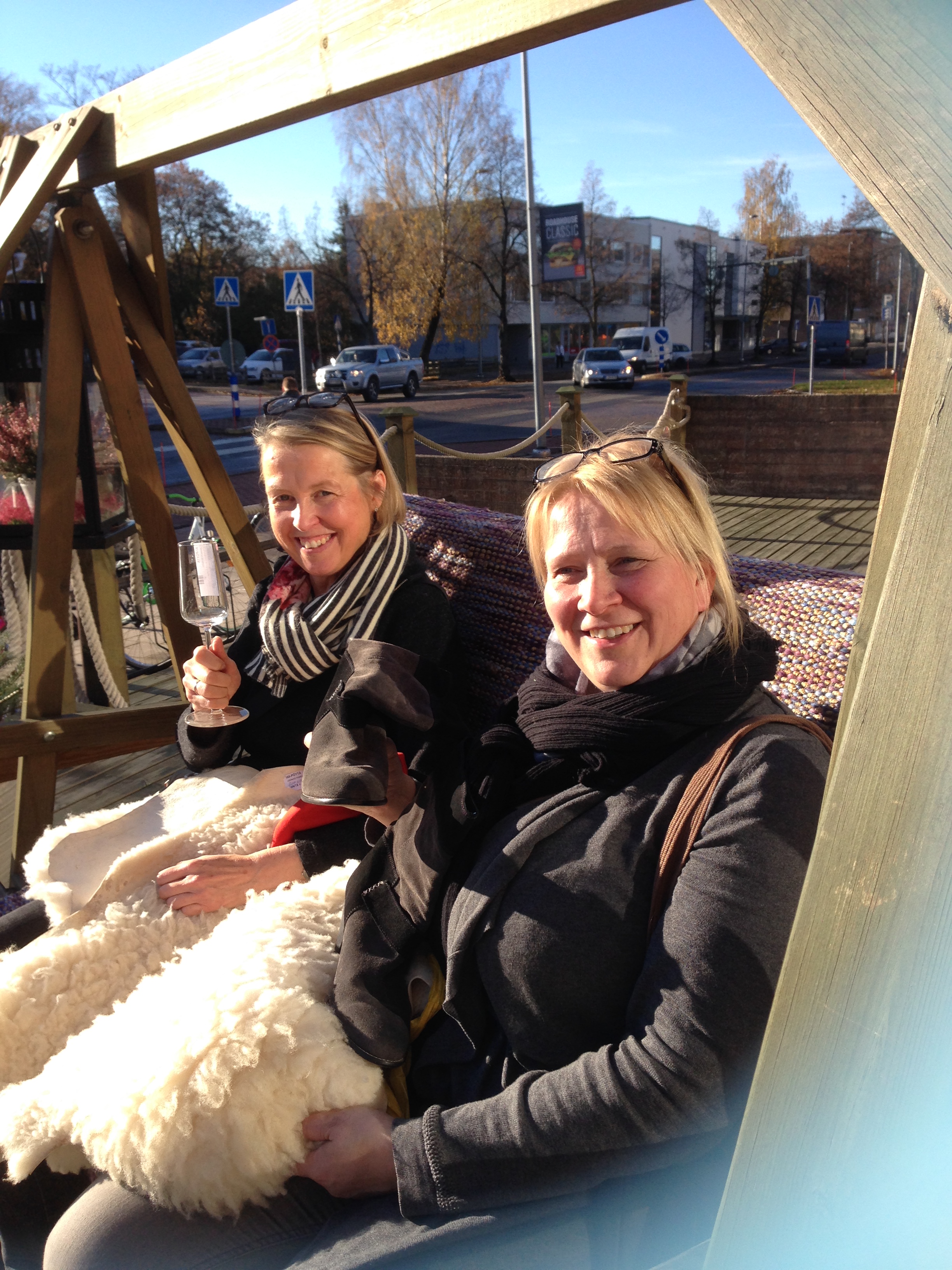 Iloisia kirppismatkalaisiamme löytöineen - Våra loppisresenärer med sina fina fynd