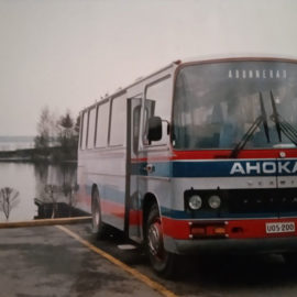 Linjaliike-Ahokkaan Scania Kutter tauolla Sääksmäen-sillan kupeessa 1980-luvun lopulla