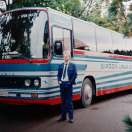 Sipoonlinja Oy:n Scania Kutter Clipper lähdössä tilausajolle 1980-luvun lopulla kuljettajana Rune